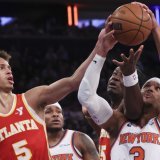 Une soirée difficile pour Dyson Daniels et Clint Capela face à Josh Hart (3). KEYSTONE/AP/Heather Khalifa